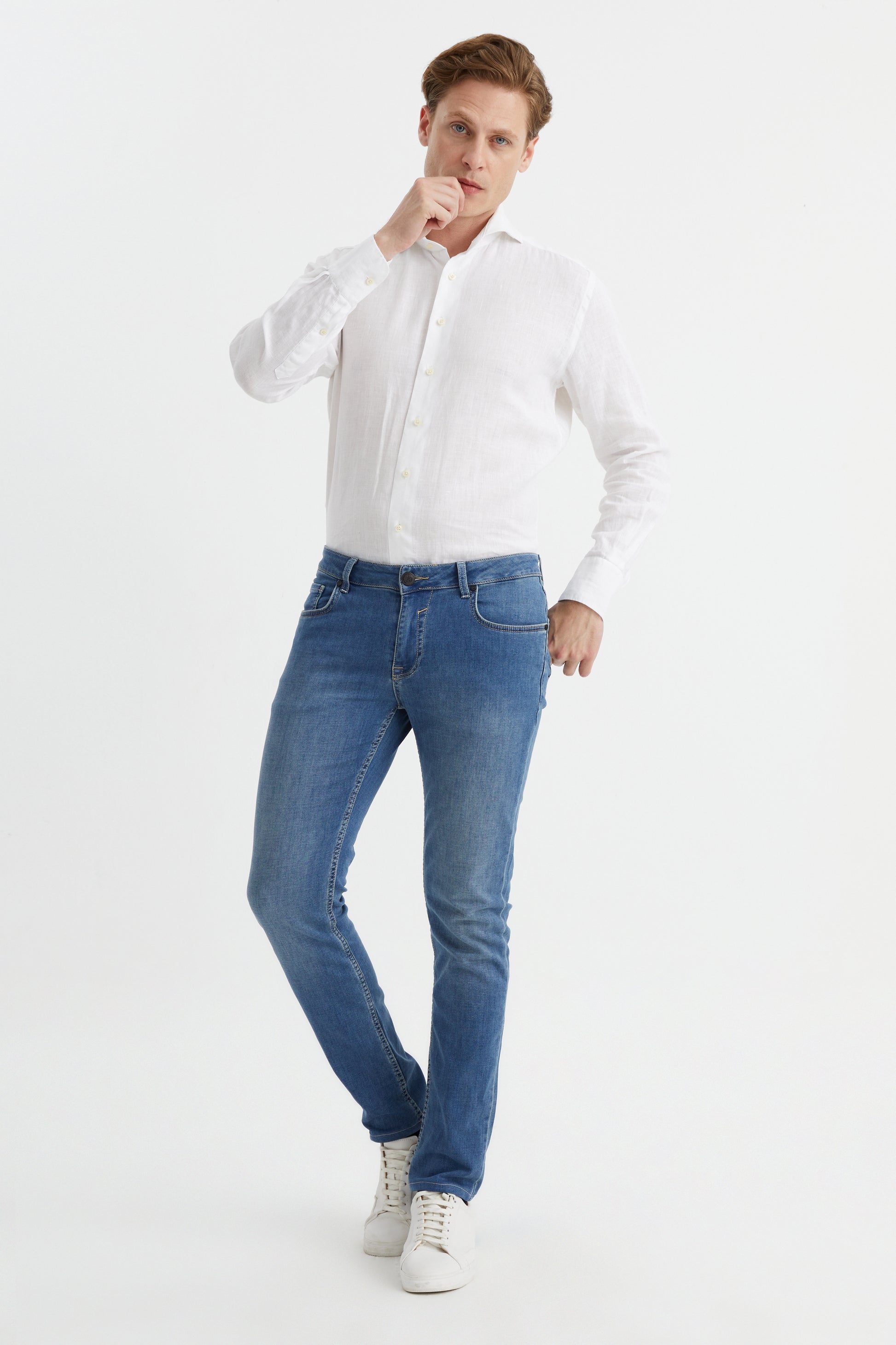 These ultra comfortable, slim premium light blue denim jeans from DFR89 are a must-have for any man who values fashion and comfort.