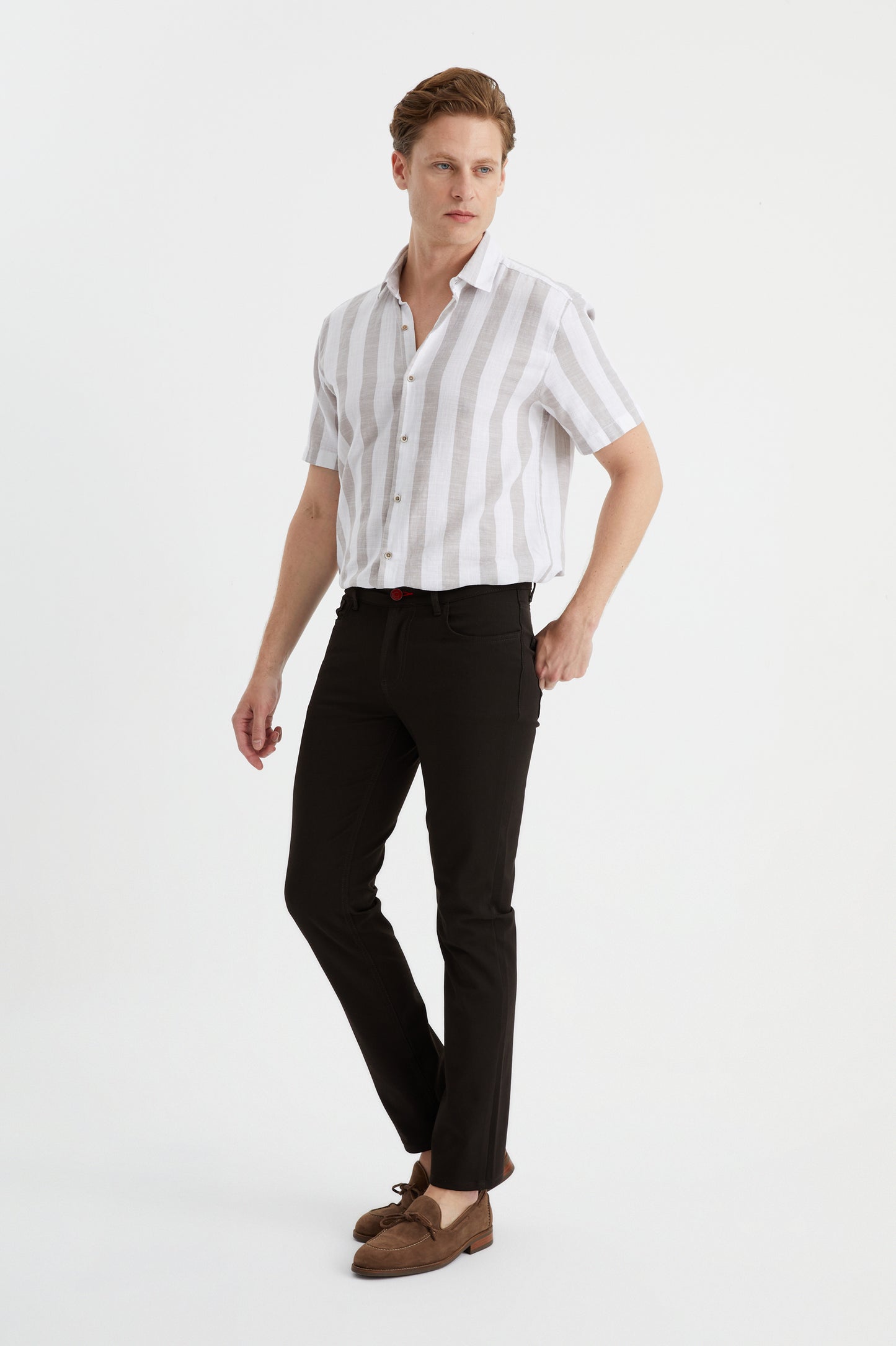 DFR89 men's slim coffee brown dress pants. Wrinkle resistant and stretchy, for the ultimate combination of style and comfort.