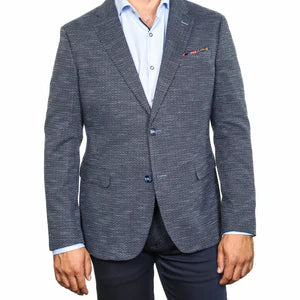 The melange of light blue and navy in this blazer, combined with the weight of the cloth, allows for the Lisbon to be worn seamlessly year-round.