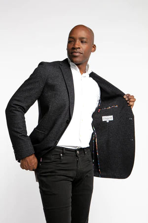 The Opium sport coat has both dark and soft blues in the fabric, making it easy to pair with both light and dark colours, giving the jacket a little more flair than a typical navy jacket. This sport coat is made using a wool, polyester, and cotton jersey fabrication, giving you the ability to be fashionable without sacrificing comfort.