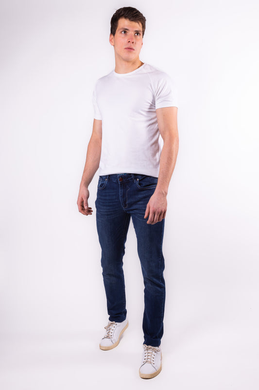 A stone-wash premium cotton fabric for an ultimate casual look that is trendy and cool, these DFR89 men's jeans are a great match with casual and dressy tops.